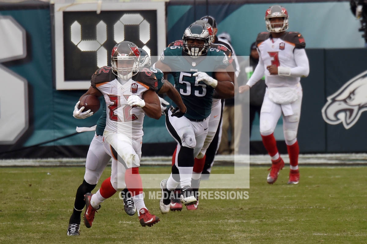 Tampa Bay Buccaneers running back DOUG MARTIN runs for an 84 yard gain against the Philadelphia Eagles in the second quarter as Eagles outside linebacker BRANDON GRAHAM attempts to keep up with him. MARTIN ran for 235 yards finishing 2 yards short of tying Barry Sanders record of 237 yards without a touchdown. Sanders ran for 237 yards with out a touchdown for the Lions against Tampa Bay in 1994. The Buccaneers went on to defeat the Eagles 45-7.
