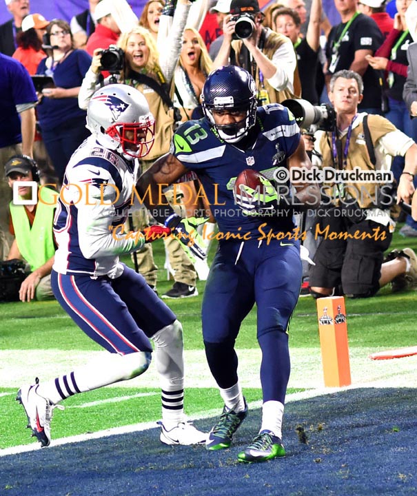 With just seconds remaining in the first half of Super Bowl XLVI, Seattle Seahawks wide receiver CHRIS MATTHEWS scores a touchdown pass as Boston Patriots cornerback LOGAN RYAN attempts to defend. The Patriots went on to win 28-24.