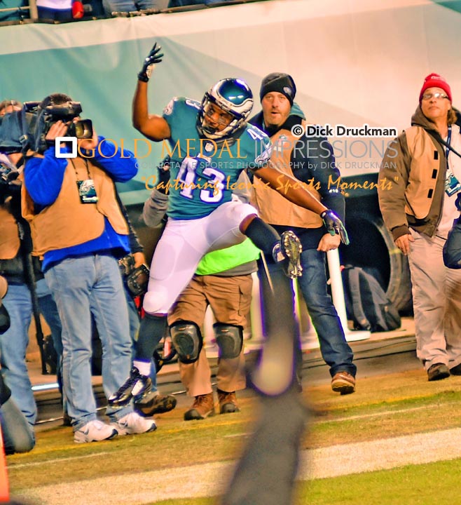 Philadelphia Eagles running back, DARREN SPROLES, celebrates scoring a touchdown against the Dallas Cowboys giving the Eagles a brief lead of 24-21 late in the third quarter. Dallas responded quickly to score again and go on to win 38-27, taking over sole possession of first place in the NFC EAST.
