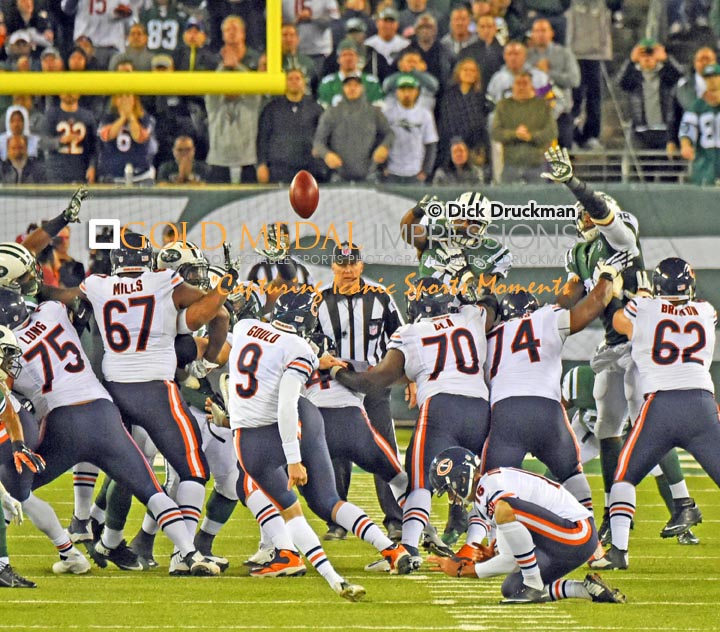 Chicago Bears kicker, Robbie Gould, kicks his second field goal against the New York Jets in the fourth quarter at MetLife Stadium. The Bears went on to win 27-19.(AP Photo/Dick Druckman)