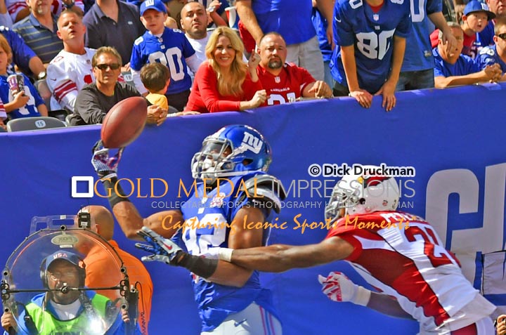 New York Giants wide receiver Rueben Randle makes a finger tipped touchdown pass reception from Eli Manning in the second period against the Arizona Cardinals cornerback Patrick Peterson at Metlife Stadium. The Cardinals went on to win 25-24.(AP Photo/Dick Druckman)