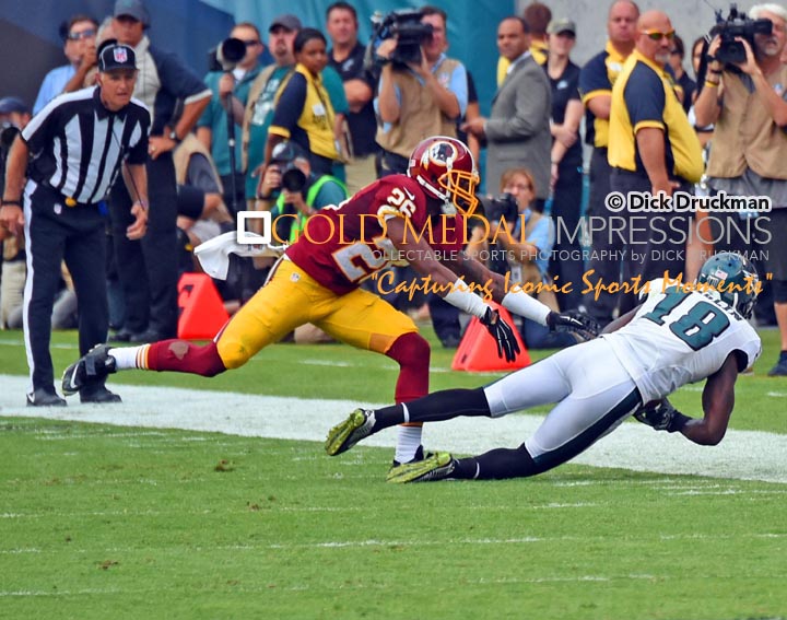 Philadelphia Eagles wide receiver Jeremy Maclin makes a critical pass reception along the Washington Redskins sidelilnes which was originally ruled incomplete and then was ruled complete after video review. Maclin had eight catches for 154yards and one touchdown leading the Eagles to a 37-34 come from behind victory over the Washington Redskins.(AP Photo/Dick Druckman)