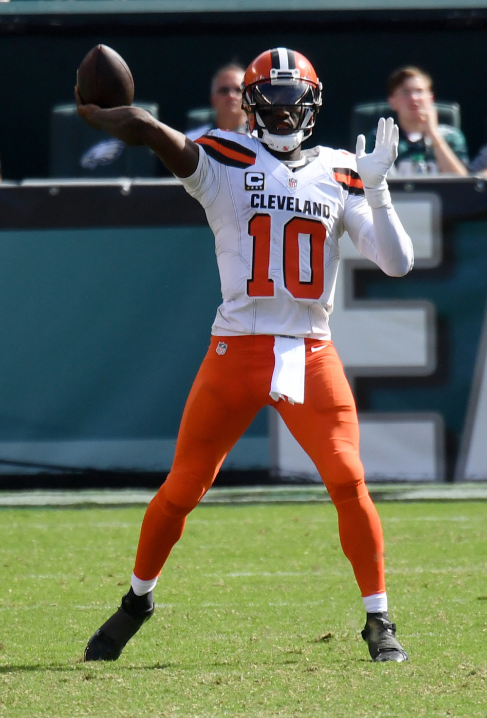 Cleveland Browns quarterback ROBERT GRIFFIN III looks downfield Gold