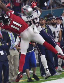 Atlanta Falcons wide receiver Julio Jones makes a leaping catch