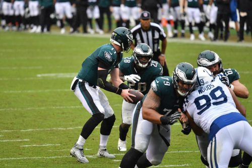 Eagles quarterback Carson Wentz hands off to Wendell Smallwood