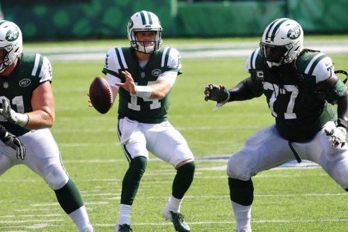New York Jets quarterback Sam Darnold looks down field