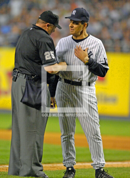 New York Yankees manager Joe Torre has a heart-to-heart talk with the umpire