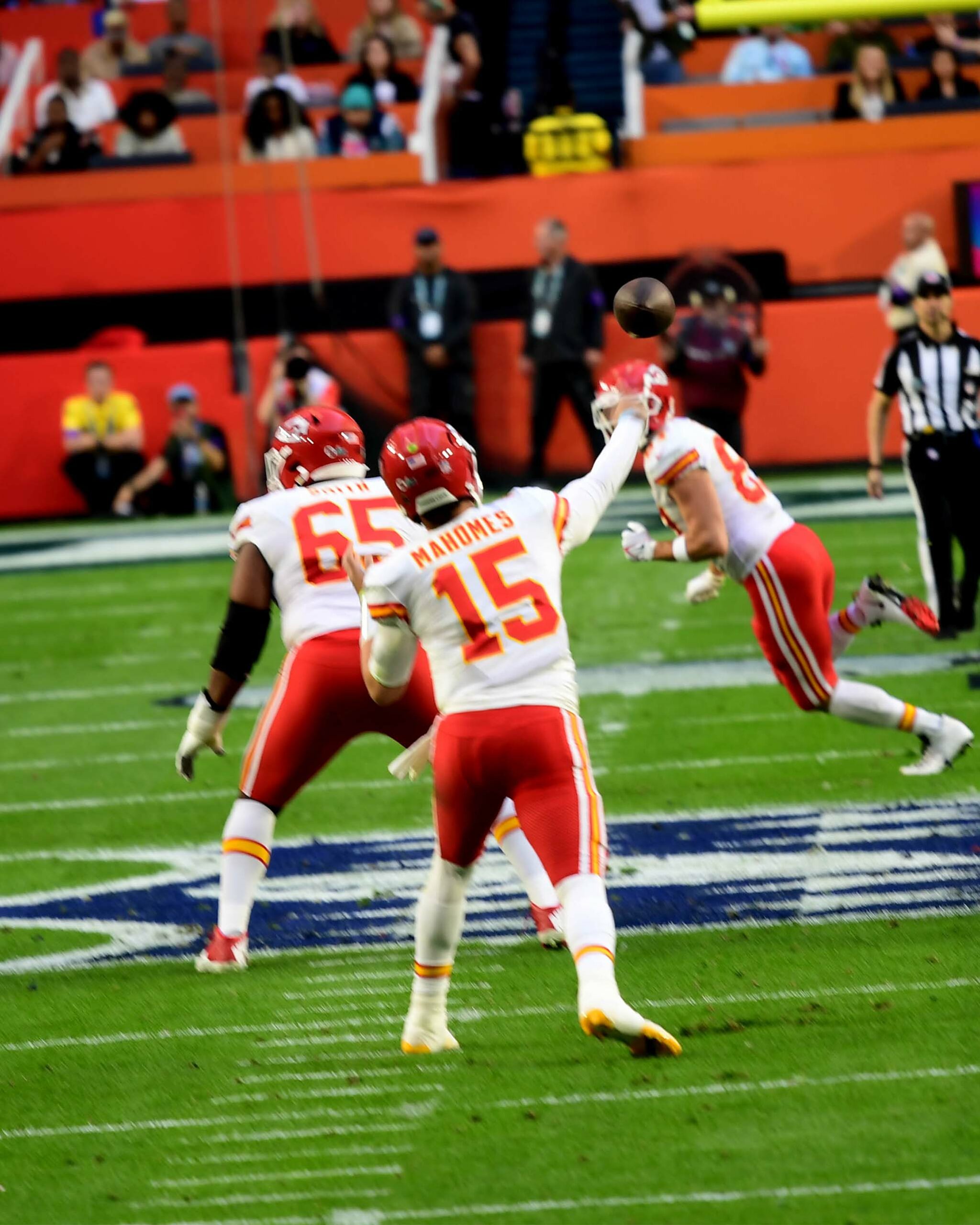 Kansas City Chiefs quarterback PATRICK MAHOMES passes to TRAVIS KELCE