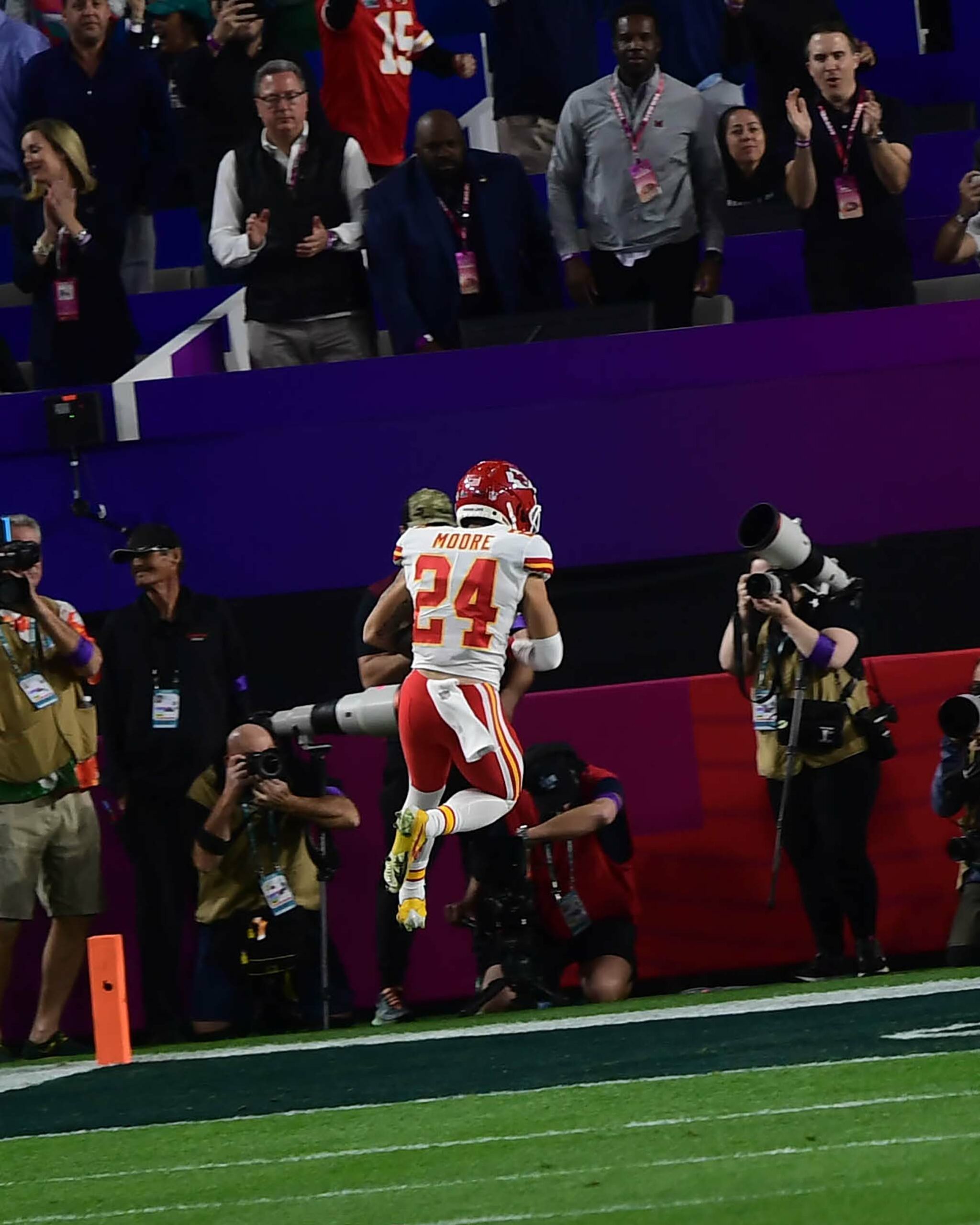 Kansas City wide receiver SKYY MOORE scores touchdown to give KC a 35-27 lead